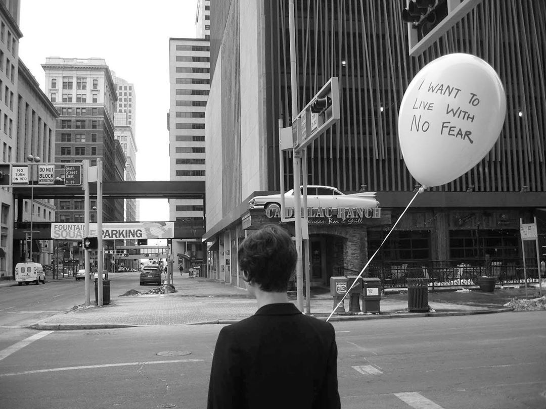 Shilpa Gupta trasmette da Mumbai questa immagine della performance interattiva "Voglio vivere senza paura" (2010 - in corso)