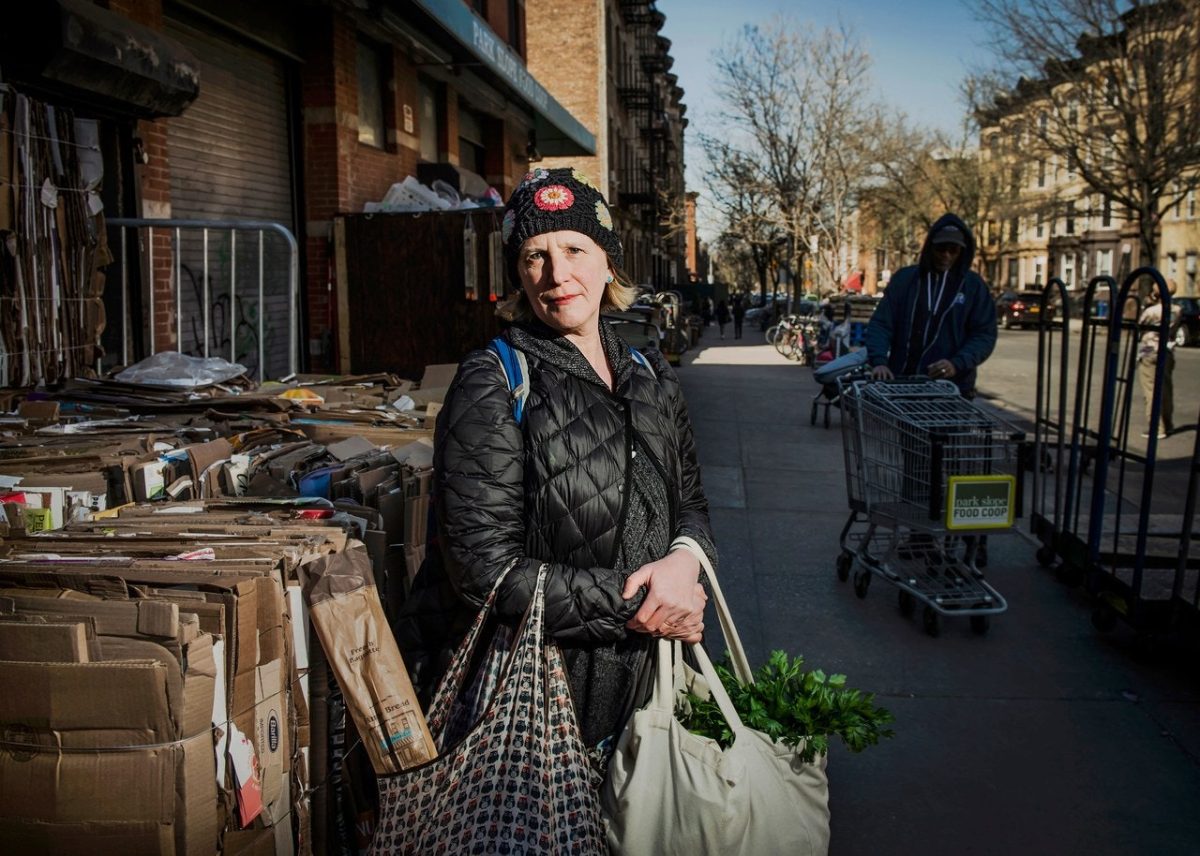 Susan Homer, cinquantacinque anni, artista e montatrice d'arte. Park Slope Food Co-Op, Brooklyn. Fotografia di Dina Litovsky