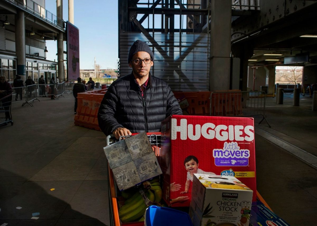 Watson Ventura, quarantatré anni, shopper Instacart. Costco, East Harlem. Fotografia di Dina Litovsky