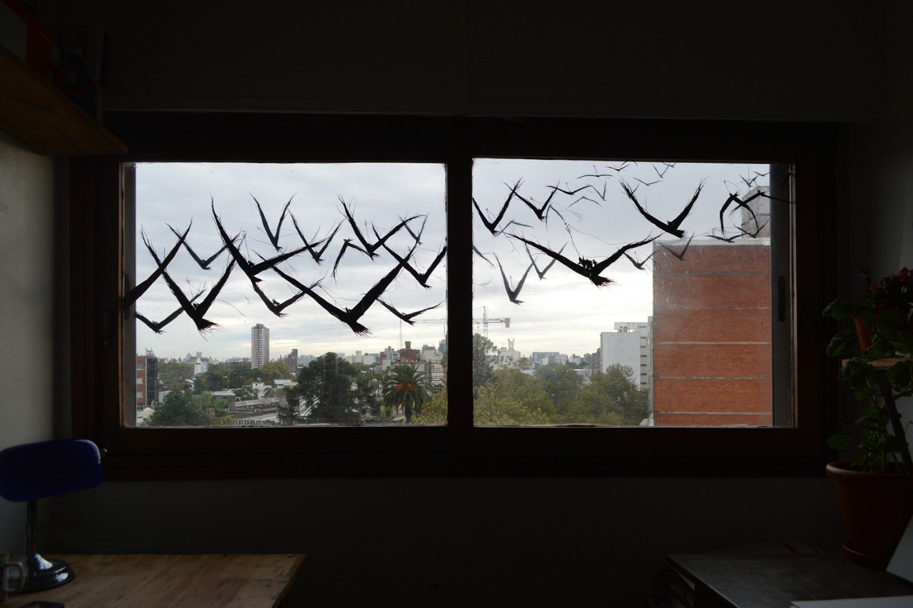 “New Horizons” (2020), inchiostro cinese su finestra e persiana di una casa a Montevideo, di David de la Mano