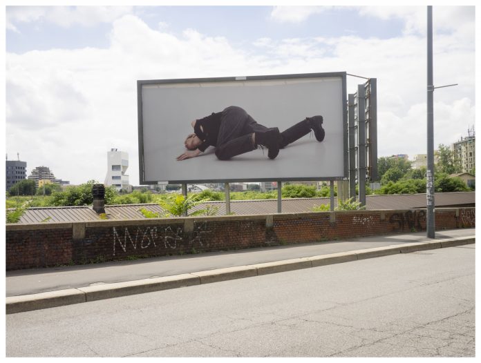 Alessio Bolzoni, il progetto Action Reaction. Billboard Project installato nelle vie di Milano, fotografia di Giulio Ghirardi