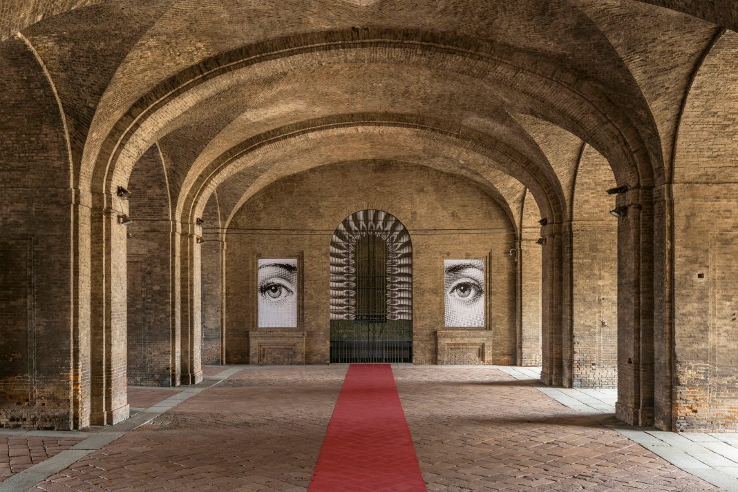 Fornasetti Theatrum Mundi. Allestimento nei Voltoni del Guazzatoio, Complesso Monumentale della Pilotta. Fotografia di Cosimo Filippini