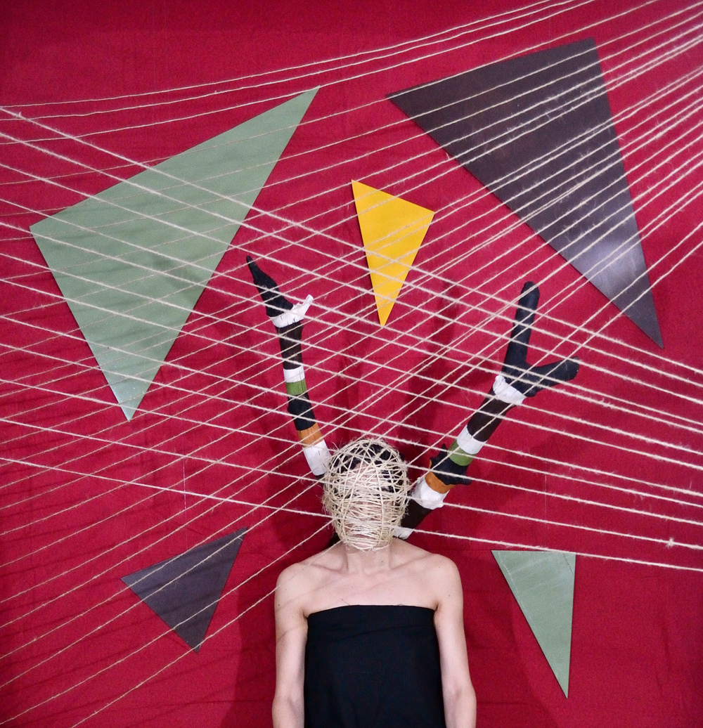 Installazione di corde e geometrie. Fotografia di Barbara Picci e Matteo Ambu