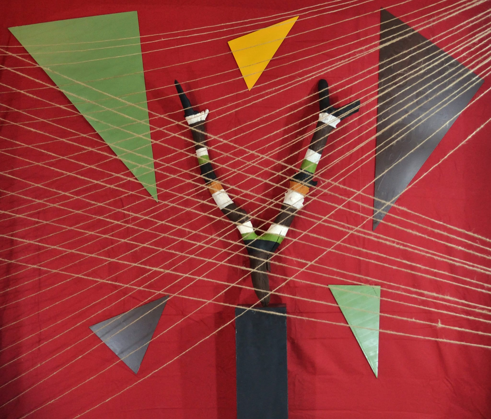 Installazione di corde e geometrie. Fotografia di Barbara Picci e Matteo Ambu