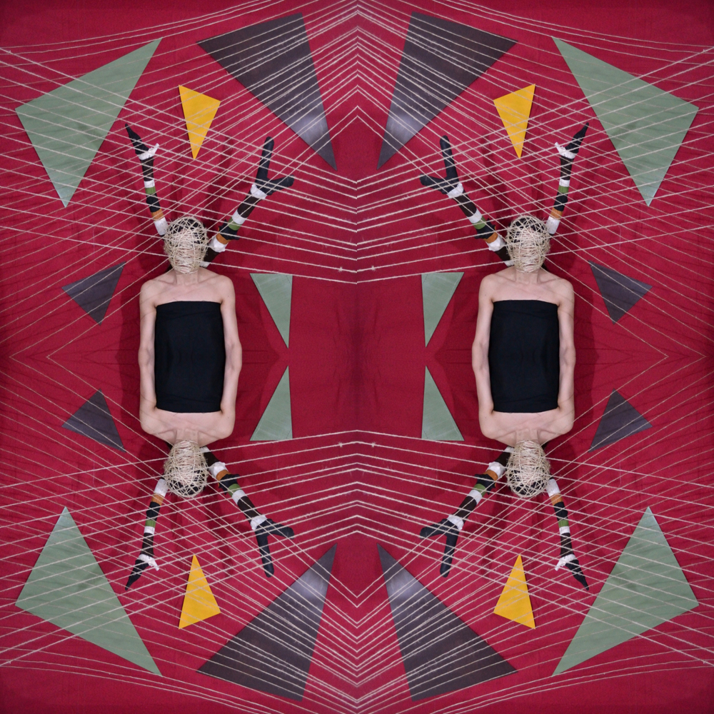 Installazione di corde e geometrie. Fotografia di Barbara Picci e Matteo Ambu 3 (Photocollage)