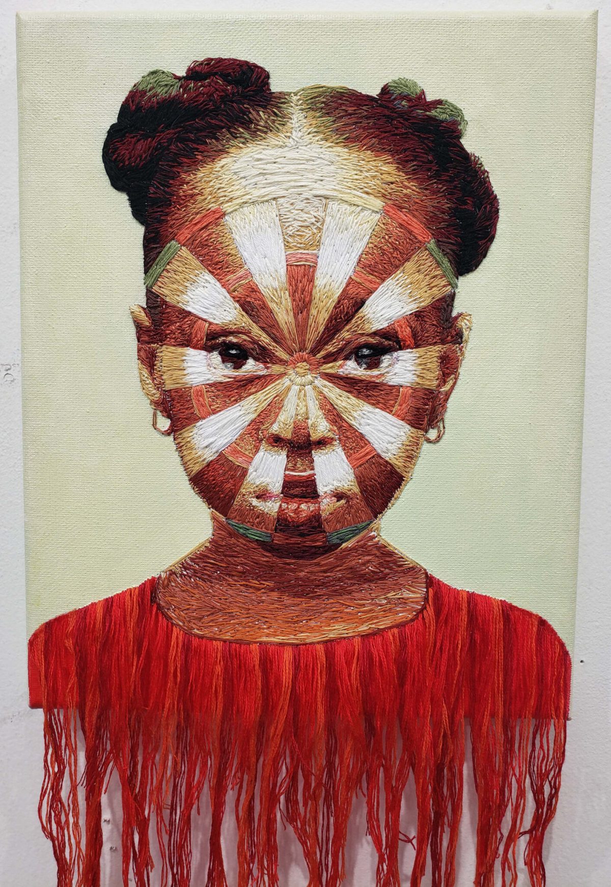 “Dartboard Target” by Nneka Jones (2019), ricamo a mano su tela, 8 x 10 pollici