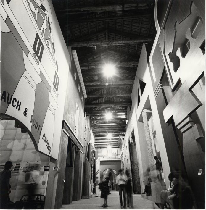 La Strada Novissima, allestimento interno Prima Mostra Internazionale di Architettura: La Presenza del Passato, 1980 Fotografia: ASAC