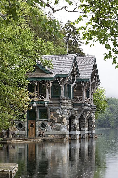Casa sul lago. Upper St. Regis Lake, Camp Topridge, Paul Smiths, New York, Maple Island Log Homes
