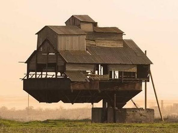 Una houseboat ucraina oggi posta "per aria" al centro di una fattoria di Krasnosilka.