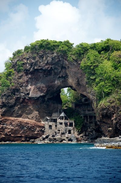 Moonhole Bequia è realizzato in una speciale area appartata sotto la formazione rocciosa con il gigantesco buco nella scogliera. Nelle Grenadine