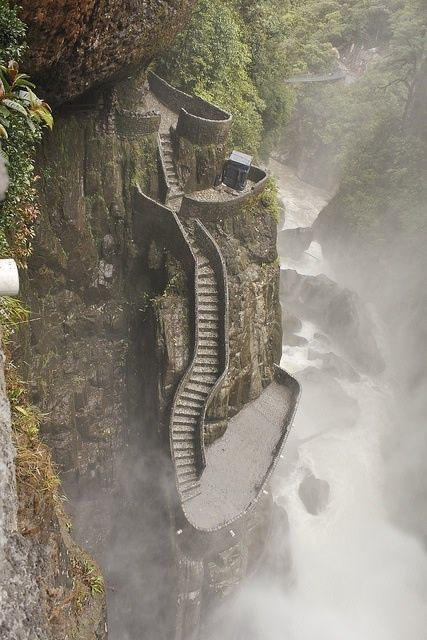 Scala alla cascata Pailón del Diablo in Ecuador