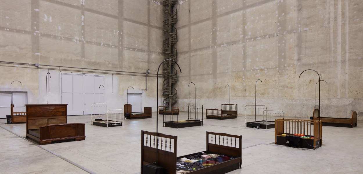 Chen Zhen, Jardin-Lavoir, 2000, Installation view, Pirelli HangarBicocca, Milan, 2020 © ADAGP, Paris Courtesy Pirelli HangarBicocca, Milan, and GALLERIA CONTINUA Photo: Agostino Osio