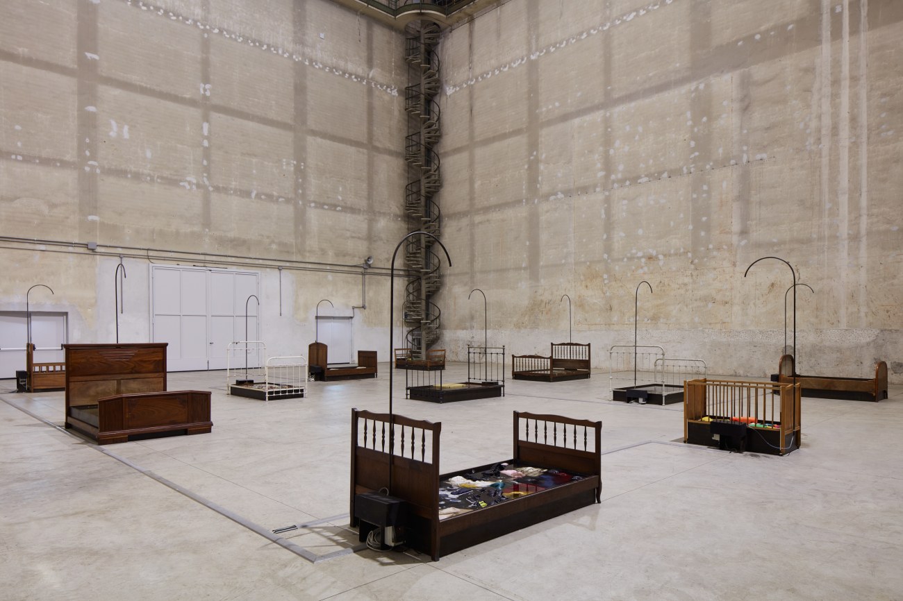 Chen Zhen, Jardin-Lavoir, 2000, Installation view, Pirelli HangarBicocca, Milan, 2020 © ADAGP, Paris Courtesy Pirelli HangarBicocca, Milan, and GALLERIA CONTINUA Photo: Agostino Osio