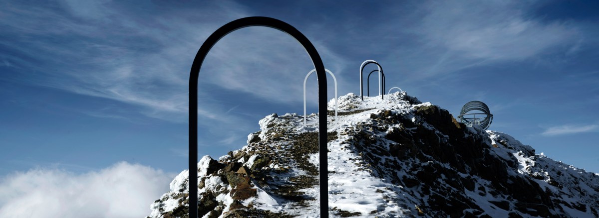 Our Glacial Perspectives by Olafur Eliasson. Nove porte sono poste lungo il percorso per suggerire le cinque ere glaciali
