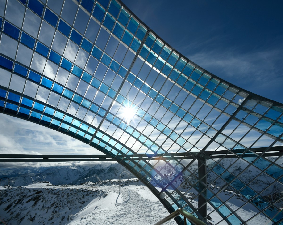 Our Glacial Perspectives by Olafur Eliasson. Gli anelli diagonali riempiti di vetro segnano il percorso che il sole percorre nel cielo