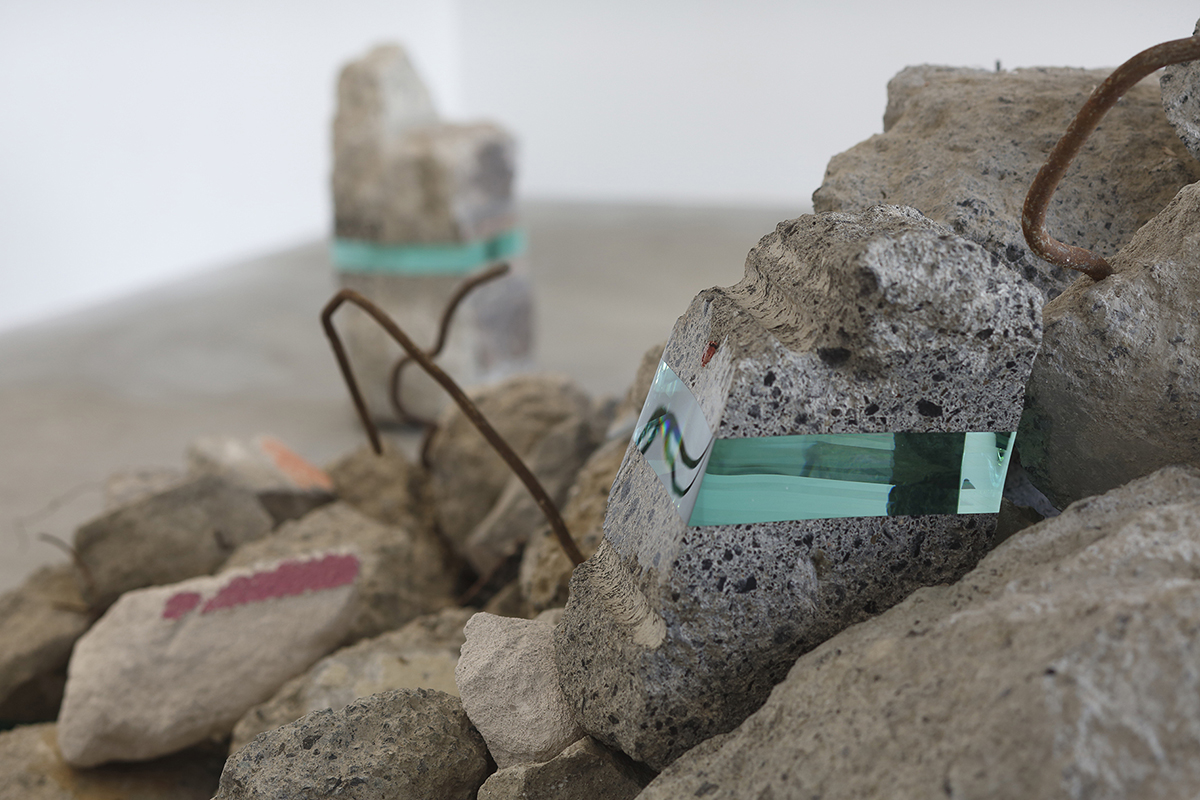 Ramon Todo. "Debris" (2016), detriti e vetro stratificato