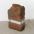 Ramon Todo. “Chikuho Red Brick” (2020), pezzi di mattoni raccolti da Iizuka City e vetro, 7 1/5 × 4 2/5 × 2 2/5 pollici