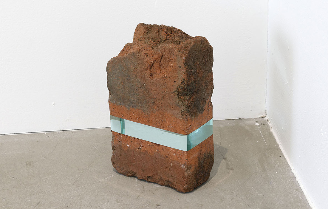 Ramon Todo. "Chikuho Red Brick" (2020), pezzi di mattoni raccolti da Iizuka City e vetro, 7 1/5 × 4 2/5 × 2 2/5 pollici