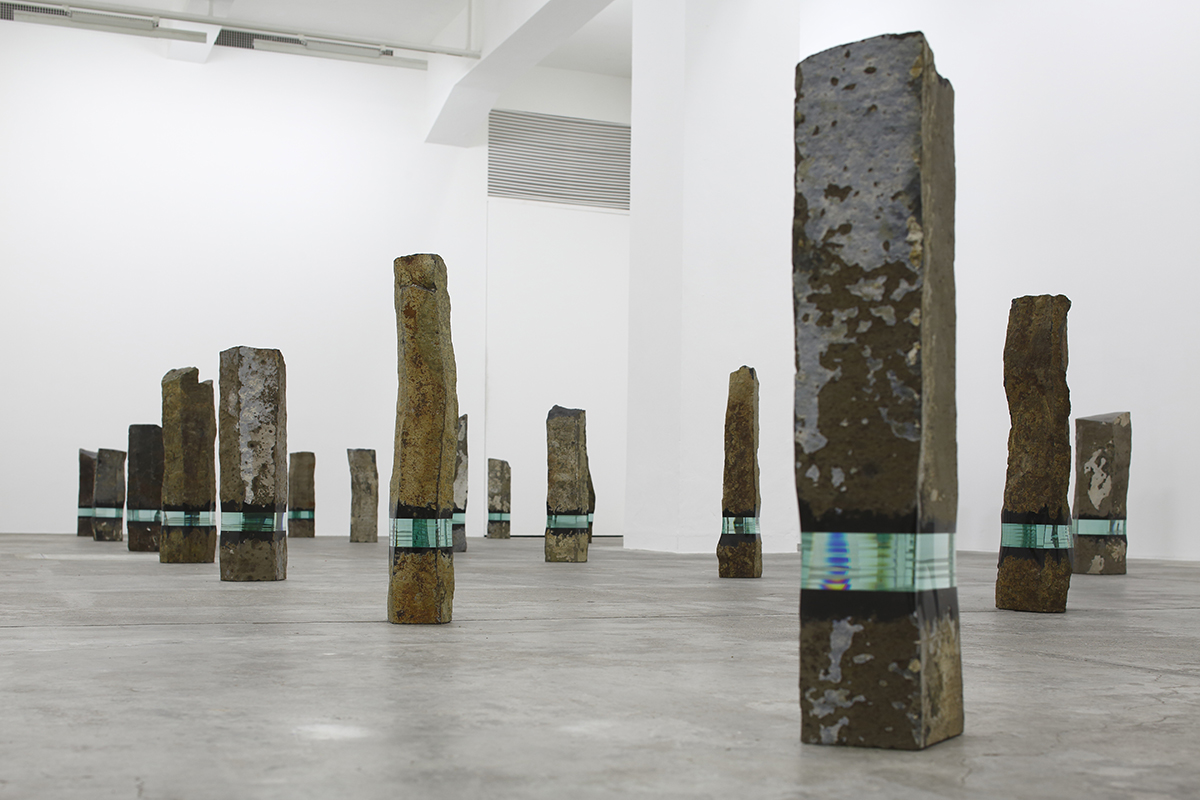 Ramon Todo. (2015), basalto e vetro