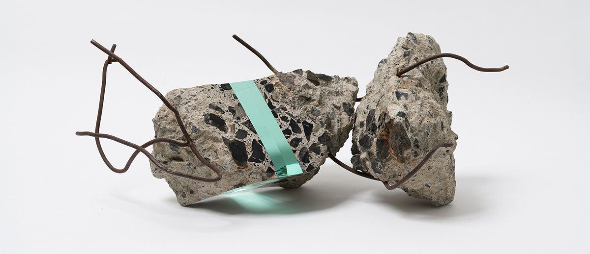 Ramon Todo. "Debris 267703" (2016), detriti e vetro, 23 4/5 × 7 7/10 × 5 3/5 pollici