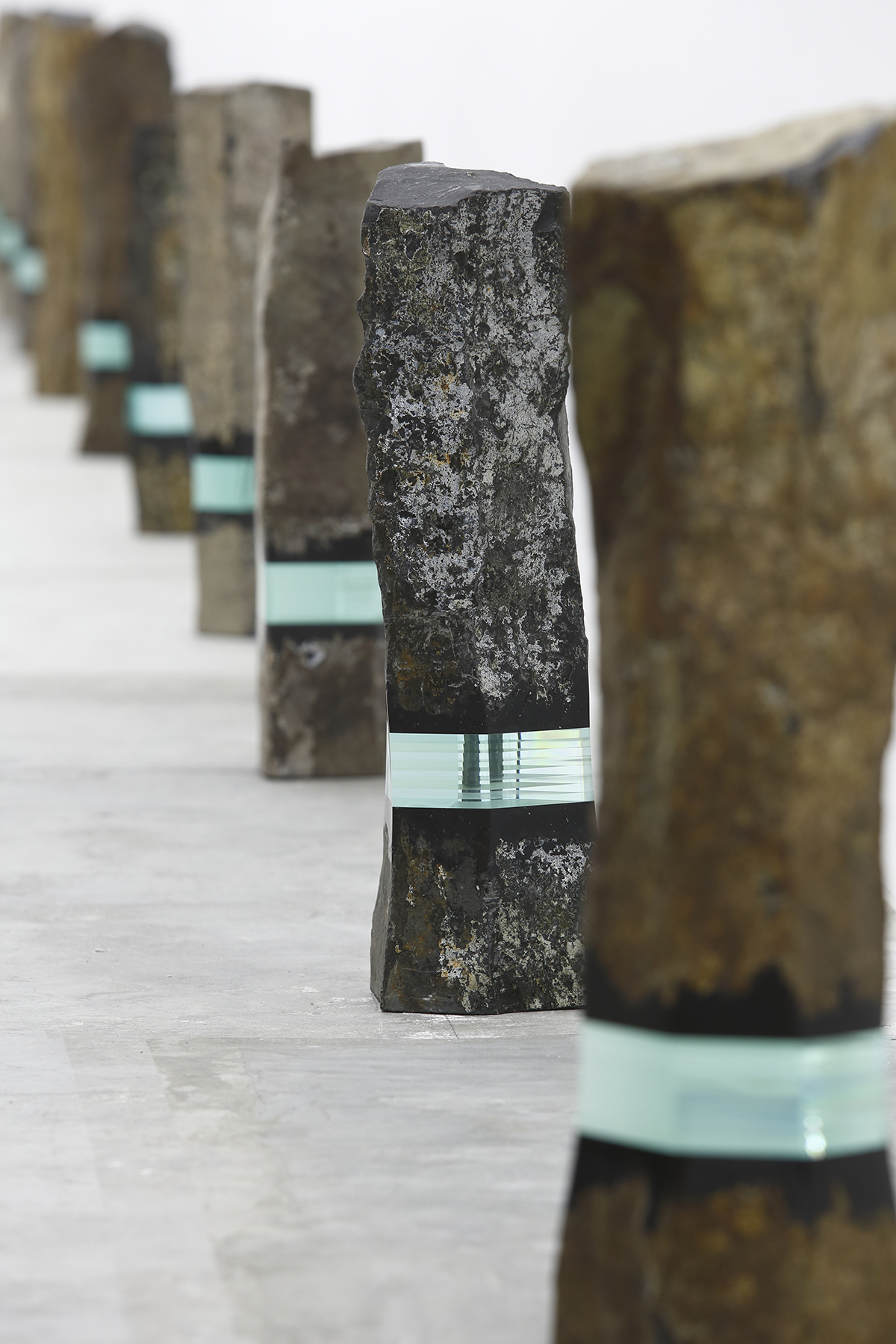 Ramon Todo. (2015), basalto e vetro