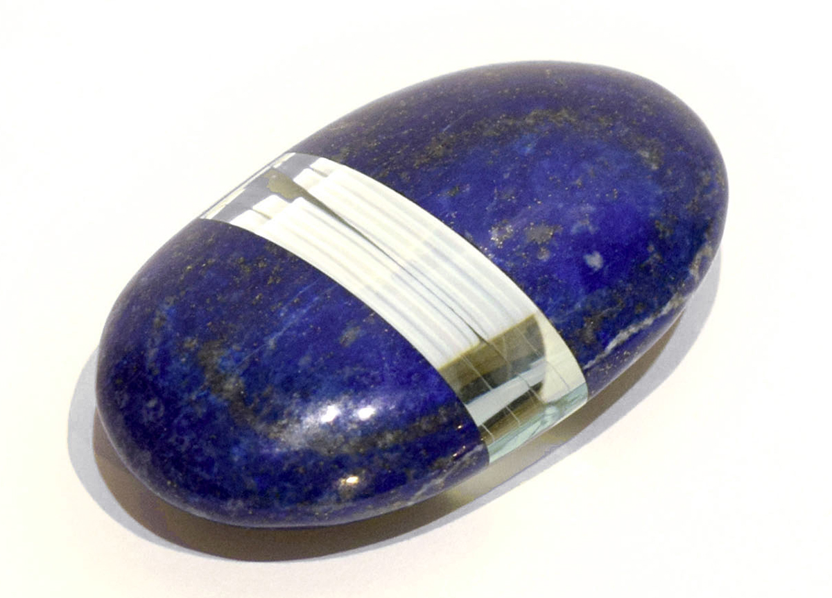 Ramon Todo. "Afghanistan" (2017), lapislazzuli e vetro, 7/10 × 2 1/2 × 1 3/5 pollici