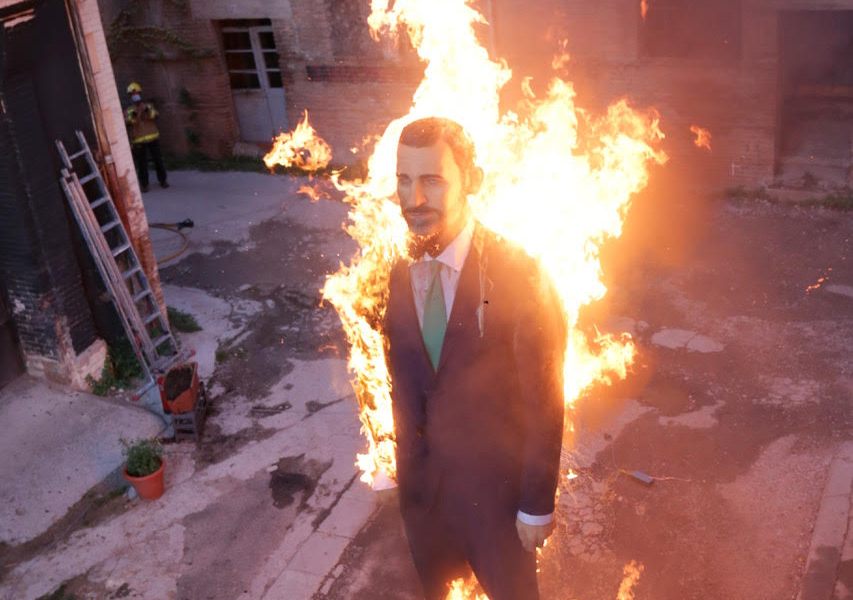 Re Felipe VI by Santiago Sierra & Eugenio Merino