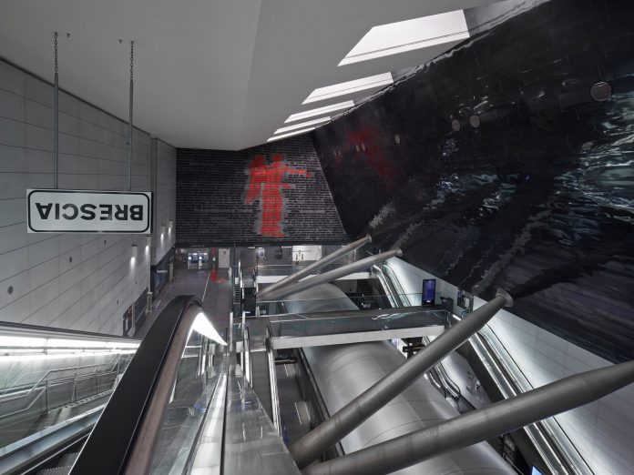 Emilio Isgrò, Incancellabile Vittoria, 2020, Stazione FS della metropolitana di Brescia. Fotografia di Alessandra Chemollo