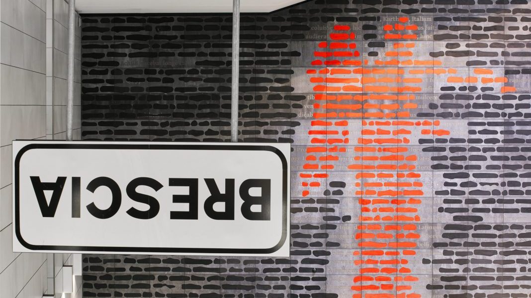 Emilio Isgrò, Incancellabile Vittoria, 2020, Stazione FS della metropolitana di Brescia. Fotografia di Alessandra Chemollo