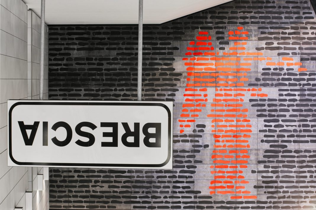 Emilio Isgrò, Incancellabile Vittoria, 2020, Stazione FS della metropolitana di Brescia. Fotografia di Alessandra Chemollo