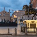 Mimmo Paladino, PaladinoPiacenza. Installazione Piazza Cavalli, Piacenza. Fotografia di Lorenzo Palmieri