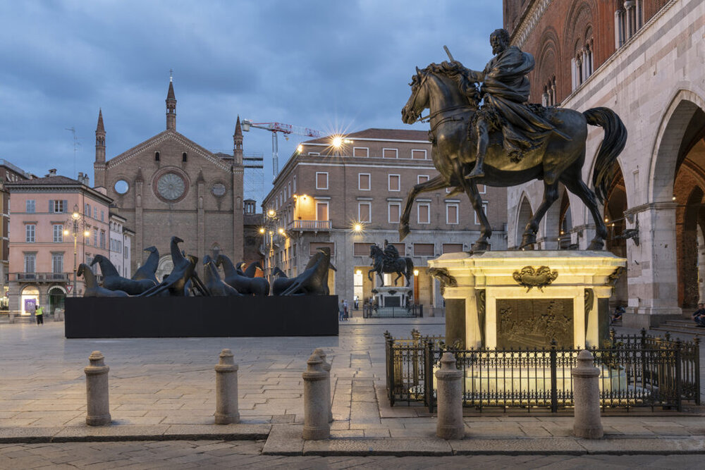 Mimmo Paladino, PaladinoPiacenza. Installazione Piazza Cavalli, Piacenza. Fotografia di Lorenzo Palmieri