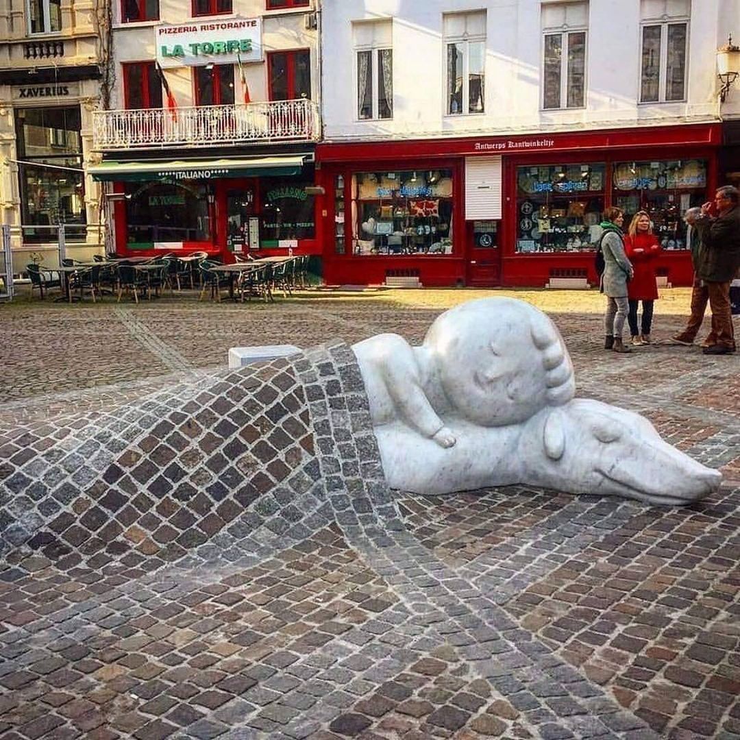 Nello & Patrasche: A story of friendship — Sculpture by Batist Vermeulen in Anversa. This sculpture is a celebration of pure and unconditional friendship