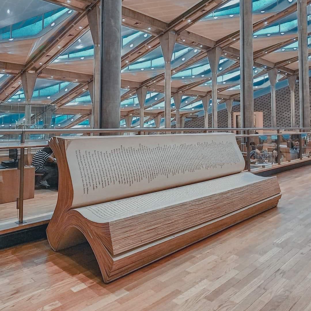 Panchine a forma di libro nella Biblioteca di Alessandria, Egitto