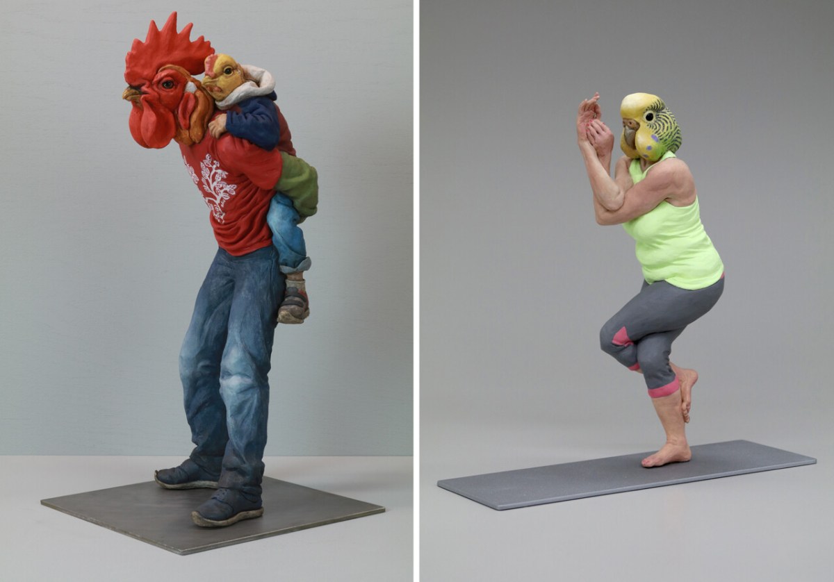 Alessandro Gallo. A destra: "Eagle Pose" (Yoga Parakeet) (2016), gres e tecnica mista, 12 x 6 x 13 pollici.