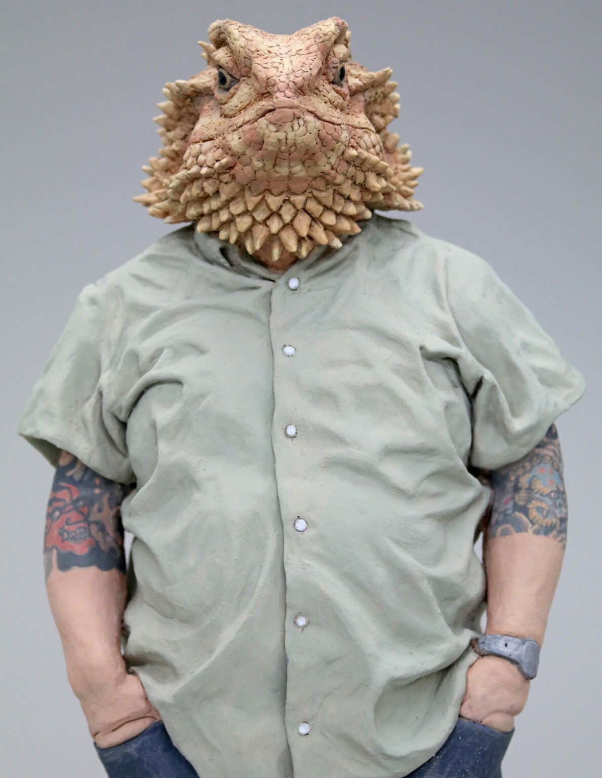 Alessandro Gallo. "I Don't Want to Grow Up" (Jonathan bearded dragon) (2016), gres e tecnica mista, 18 x 6 x 6 pollici