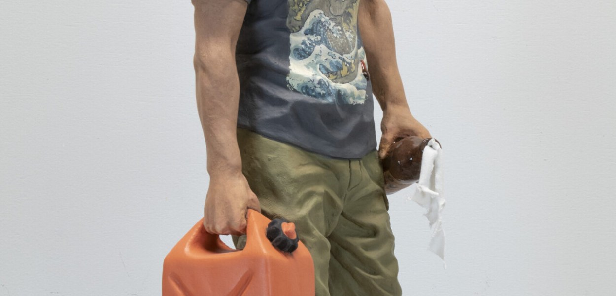 Alessandro Gallo. "Non brucerò ponti" (2020), gres e tecnica mista, 23 x 10 x 10 pollici