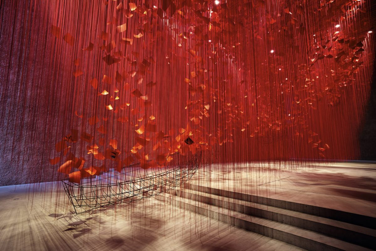 “I hope…” (2021), rope, paper, steel, installation view at König Galerie, Berlin. All images by Sunhi Mang, VG Bild-Kunst, Bonn