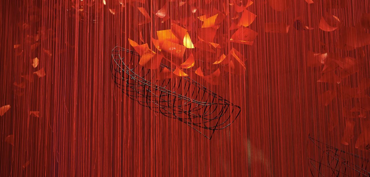 “I hope…” (2021), rope, paper, steel, installation view at König Galerie, Berlin. All images by Sunhi Mang, VG Bild-Kunst, Bonn