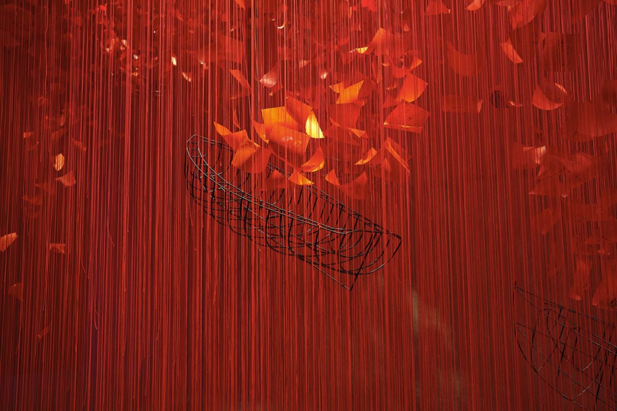 “I hope…” (2021), rope, paper, steel, installation view at König Galerie, Berlin. All images by Sunhi Mang, VG Bild-Kunst, Bonn