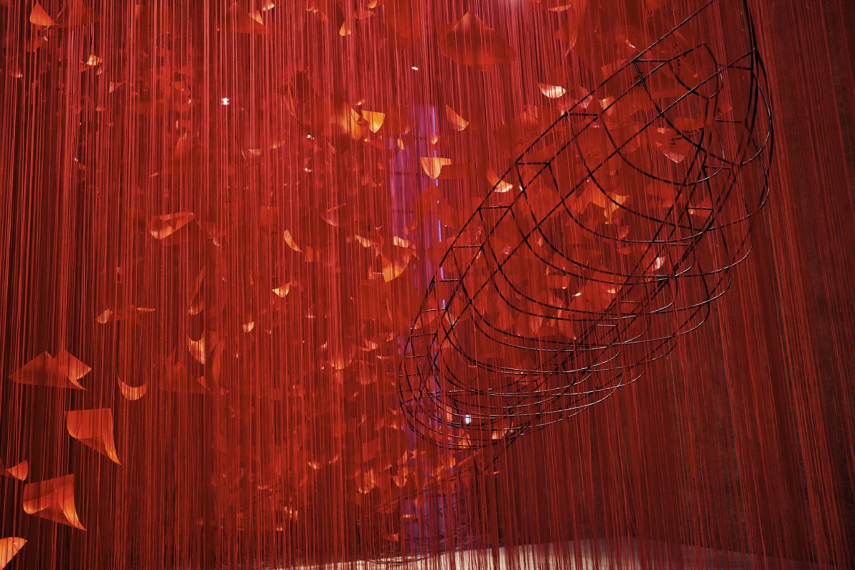 “I hope…” (2021), rope, paper, steel, installation view at König Galerie, Berlin. All images by Sunhi Mang, VG Bild-Kunst, Bonn