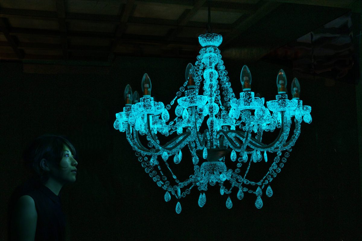 Rui Sasaki. “Weather Chandelier” (2015), glass, phosphorescent crystal mixture, metal, timer, motion detector, solar panel, sunshine, 700 x 550 millimeters. Photo by Kichiro Okamura, collection of Glasmuseet Ebeltoft