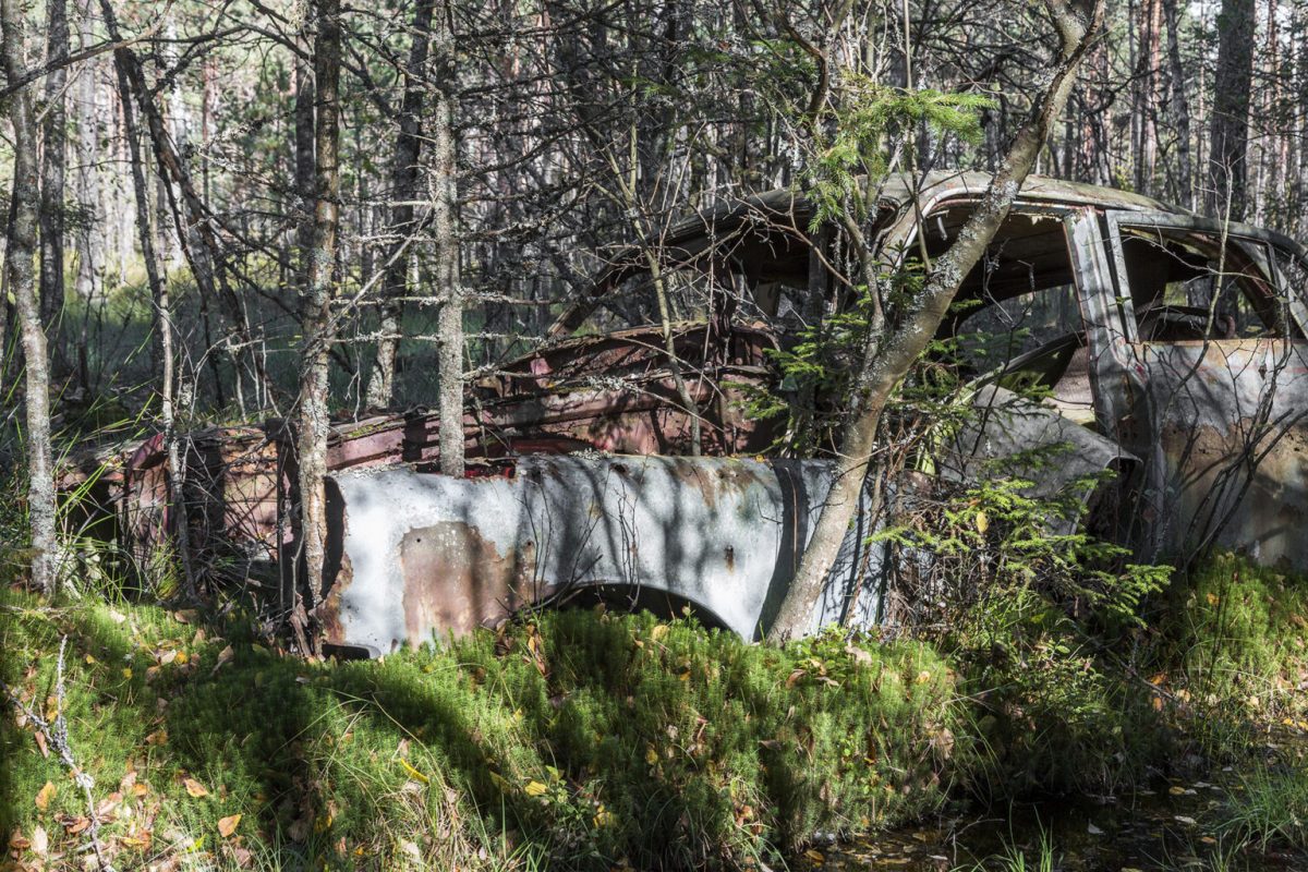 CimetiŠre de voitures, cimitero automobilistico di SuŠde, Svezia. Fotografia di Jonathan Jimenez aka Jonk