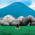 KAWS Holiday in Giappone L’installazione artistica Kaws: Holiday Moving Art è iniziata a Taipei nel maggio 2019. Da allora, la sua iconica scultura lunga 40 metri ha girato Seoul e Hong Kong ed è atterrata in Giappone, ai piedi del Monte. Fuji.