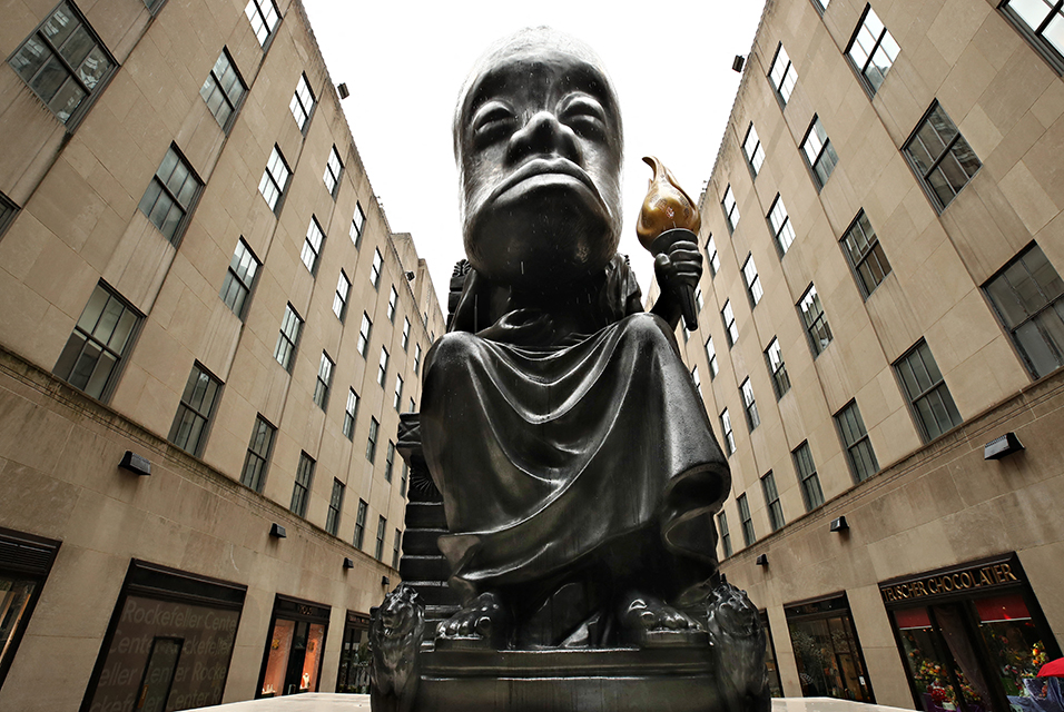 Una scultura in bronzo di 25 piedi intitolata `` Oracle '' dell'artista Sanford Biggers è stata svelata all'ingresso della Fifth Avenue ai Channel Gardens al Rockefeller Center il 5 maggio 2021 a New York City. Cindy Ord / Getty Images / AFP