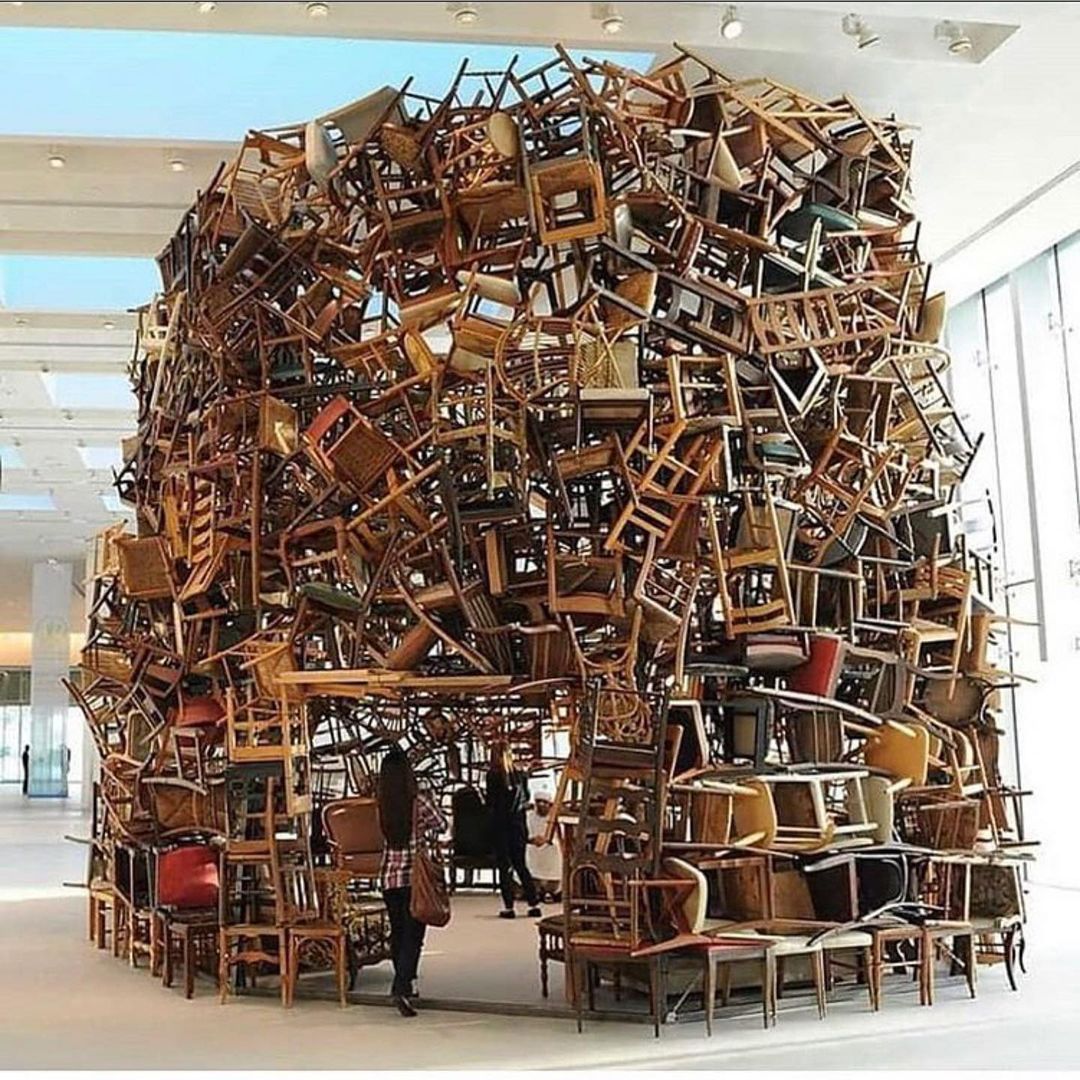 "Left behind", opera di Tadashi Kawamata, è un monumento a coloro che sono stati lasciati indietro dal sistema educativo