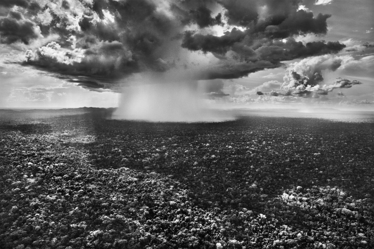 La pioggia è così intensa nel Parco Nazionale della Serra do Divisor che sembra un fungo atomico. Stato di Acri, 2016. Fotografia di Sebastião Salgado