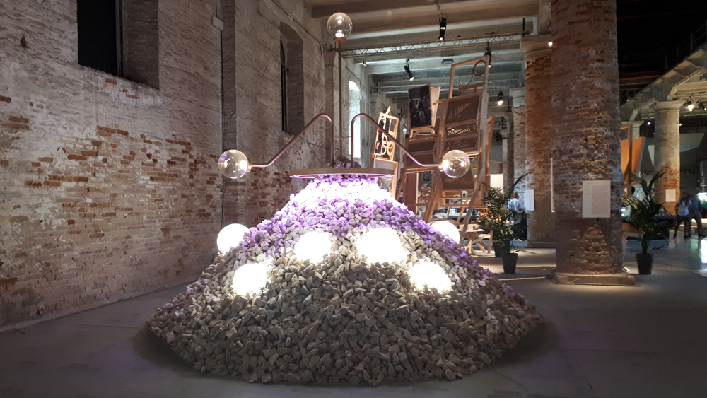 "Shaped Touches" di Sean Lally alla Biennale Architettura 2021