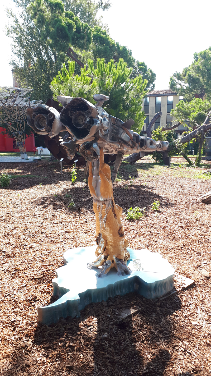 Scultura di Wantian Cui ai Giardini di Marinaressa