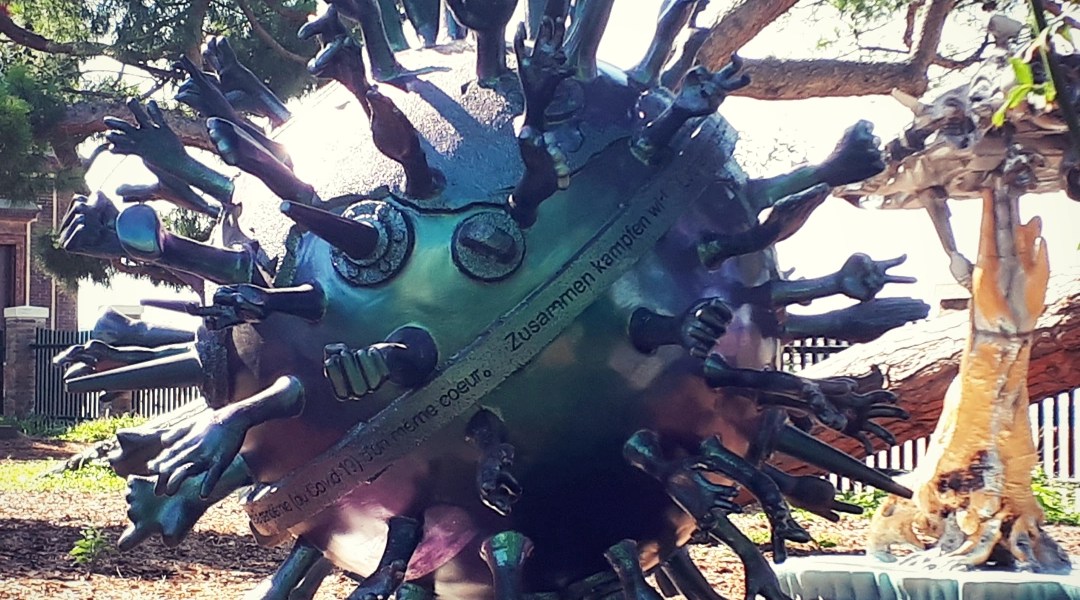 Scultura di Wantian Cui ai Giardini di Marinaressa